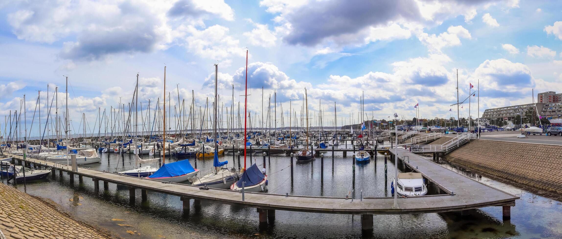 molte di Barche a il marina nel schilksee vicino per kiel nel Germania. schilksee olimpico andare in barca sport foto