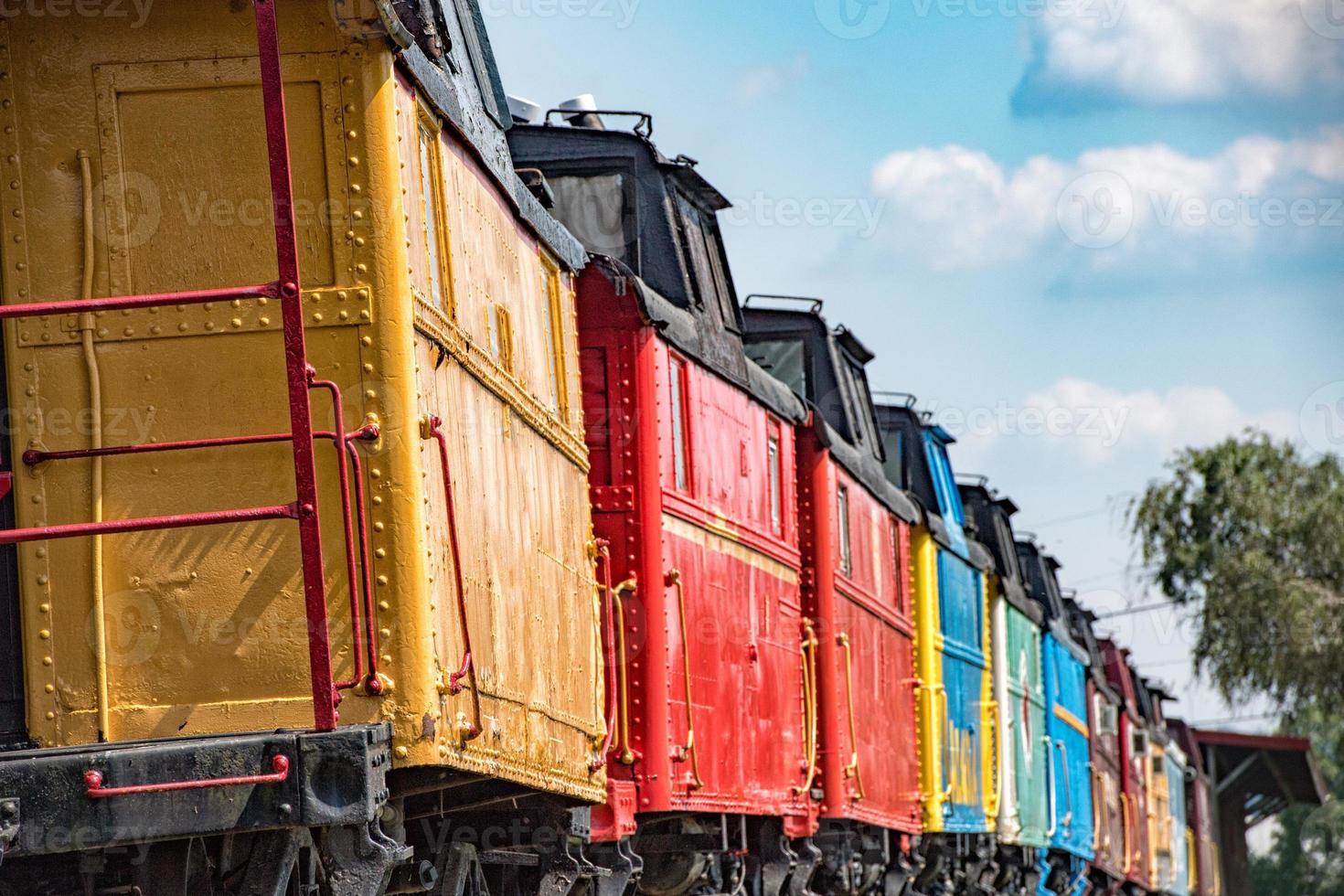 vecchio vapore motore ferro treno colorato carri foto
