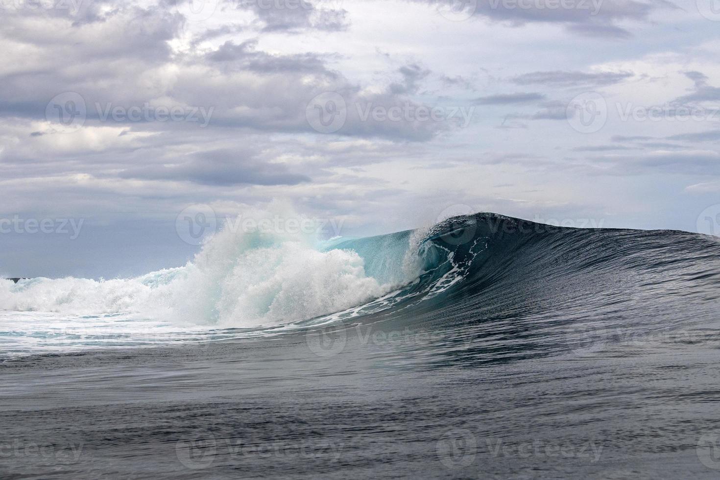 Surf onda tubo dettaglio nel Pacifico oceano francese polinesia tahiti foto