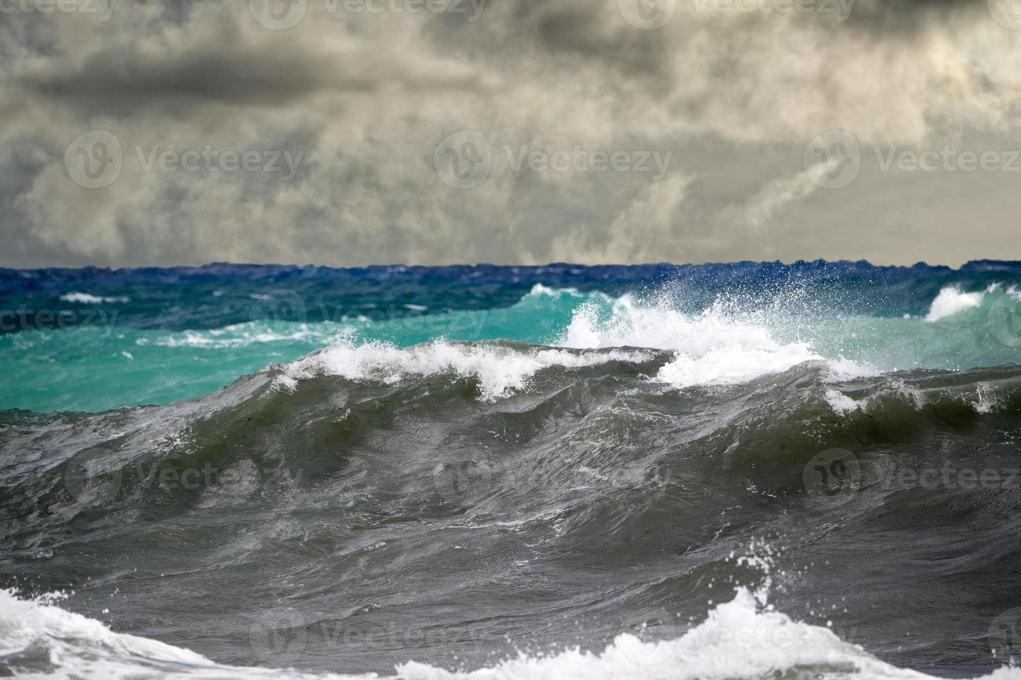 tsunami tropicale uragano su il mare foto