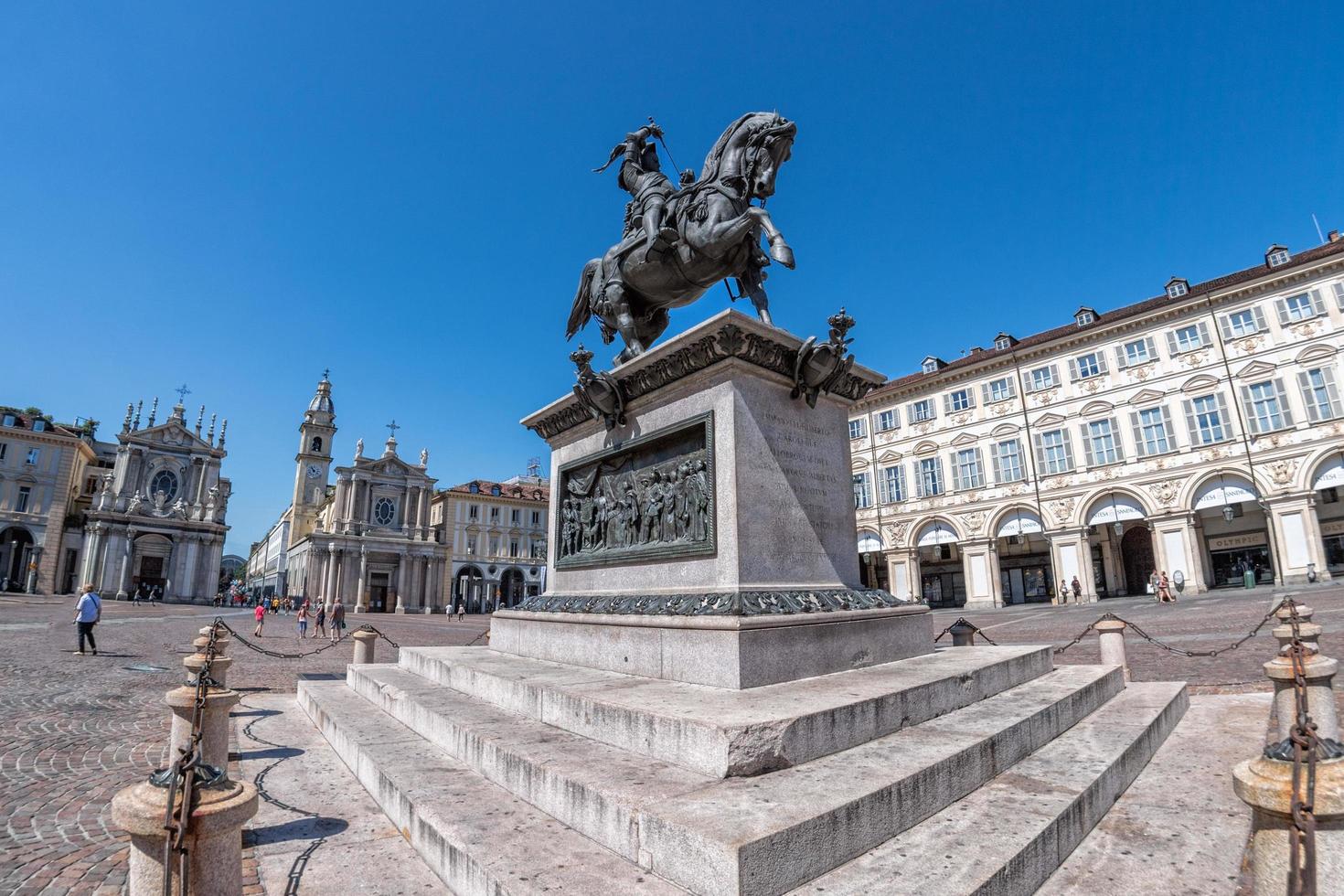 Torino, Italia - giugno 17 2017 - turista nel piazza san Carlo su soleggiato giorno. foto