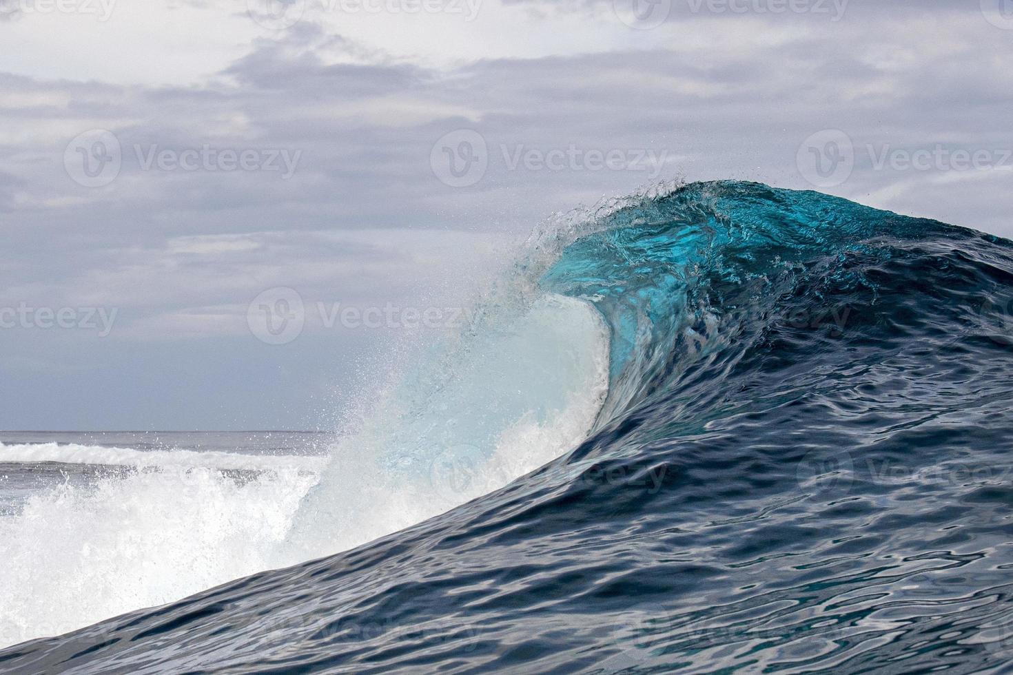 Surf onda tubo dettaglio nel Pacifico oceano francese polinesia tahiti foto