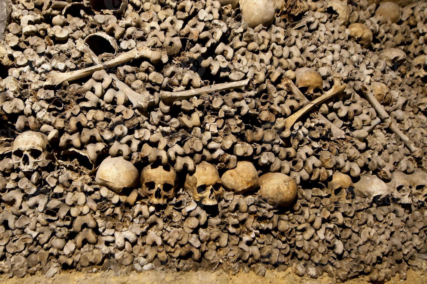 Parigi catacombe teschi e ossatura foto