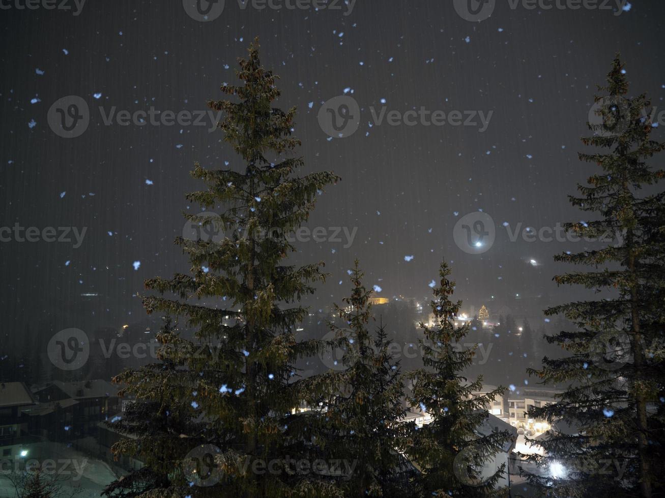 nevicando a notte nel dolomiti montagne foto