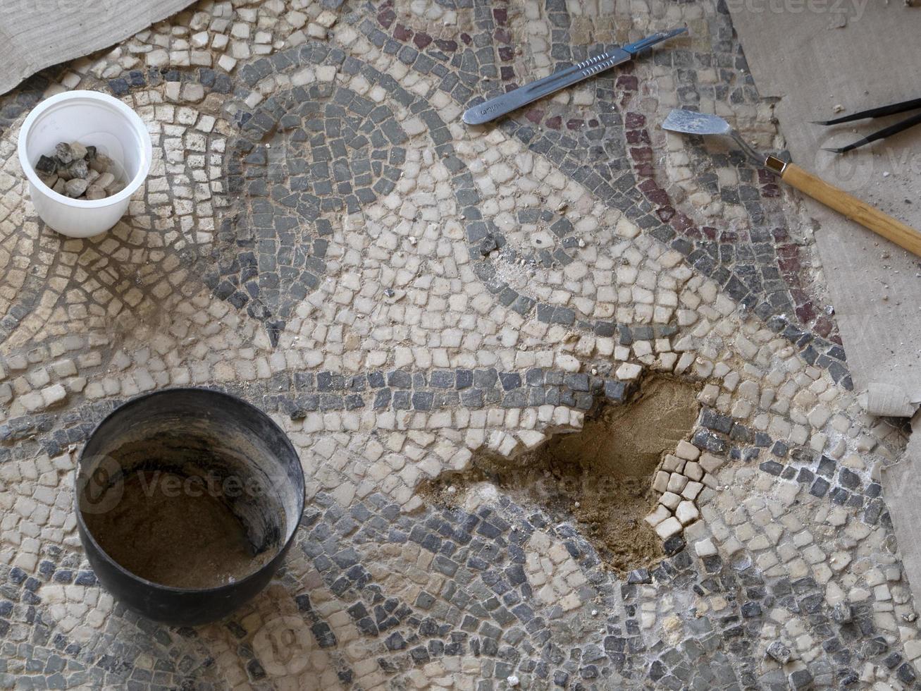 ripristino di antico romano mosaico di villa del casale, sicilia foto