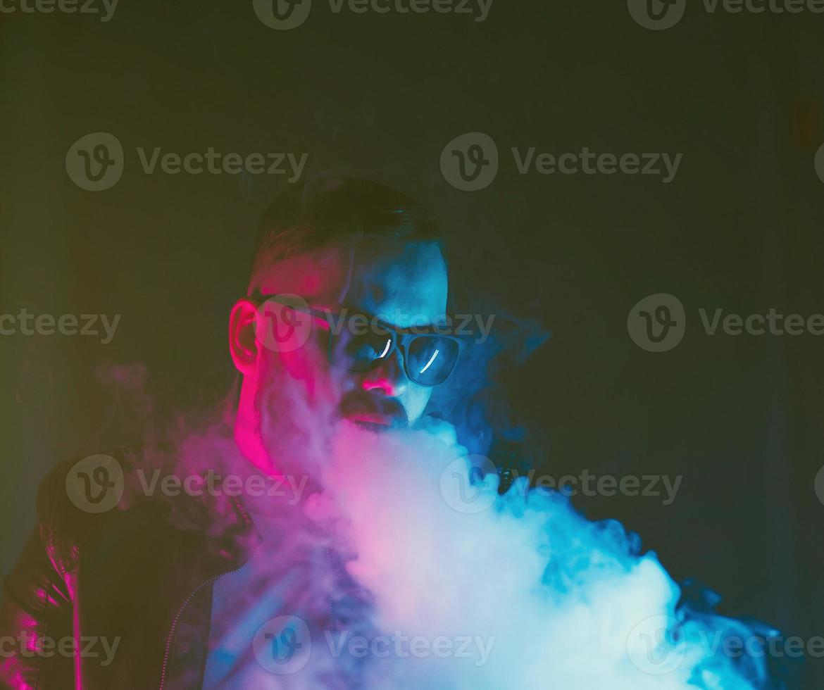 uomo barbuto che fuma vape foto