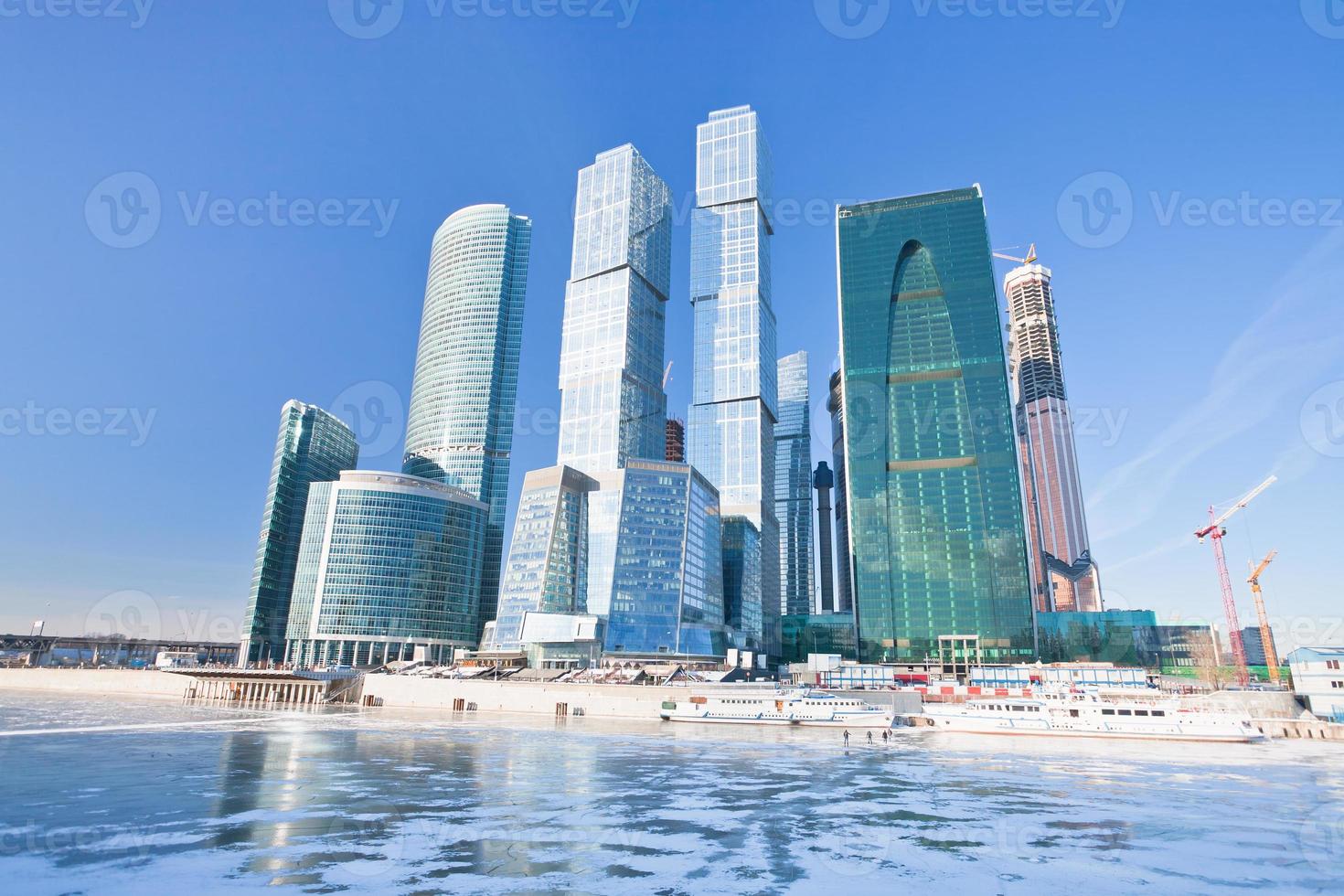 vista sui nuovi edifici della città di Mosca in inverno foto