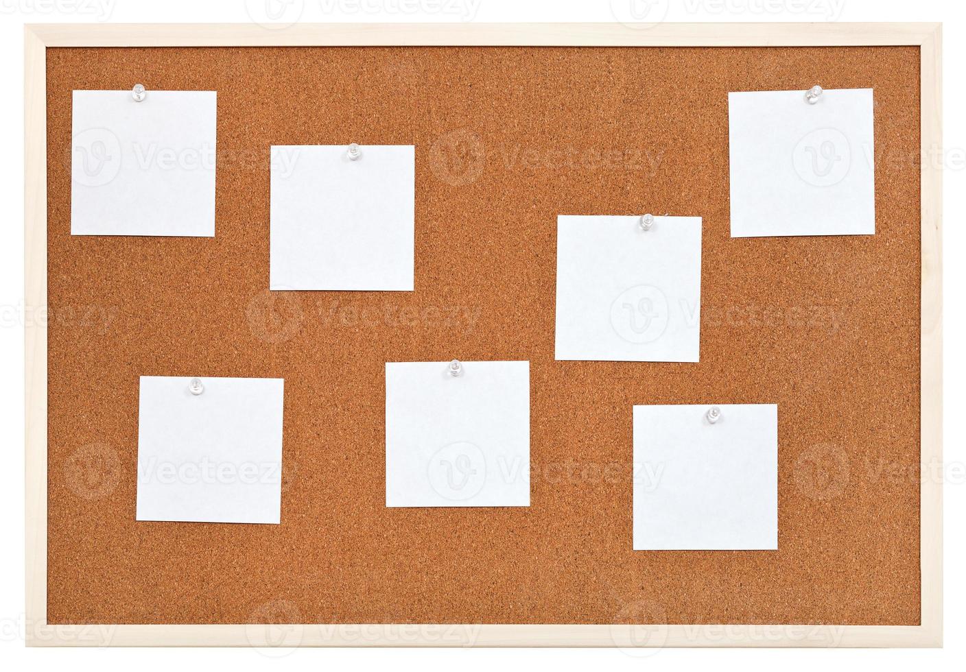 parecchi lenzuola di carta su bollettino sughero tavola foto
