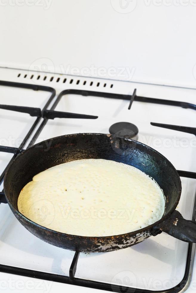 cottura al forno pancake su frittura padella foto