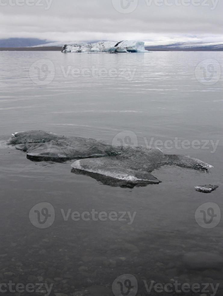 jokulsarlon ghiacciaio laguna nel Islanda con iceberg e chiaro acqua foto