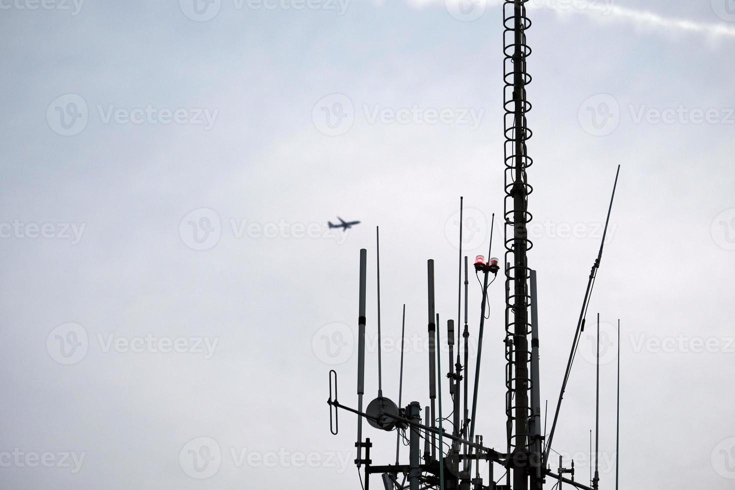 telecomunicazione antenna contro il sera cielo foto