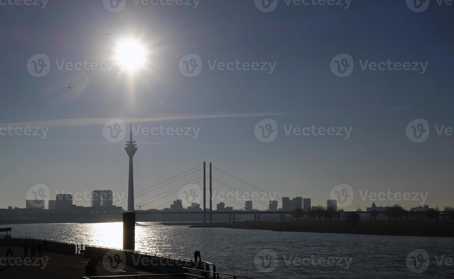 il sole sta al di sopra di il reinturm nel dusseldorf, Germania foto