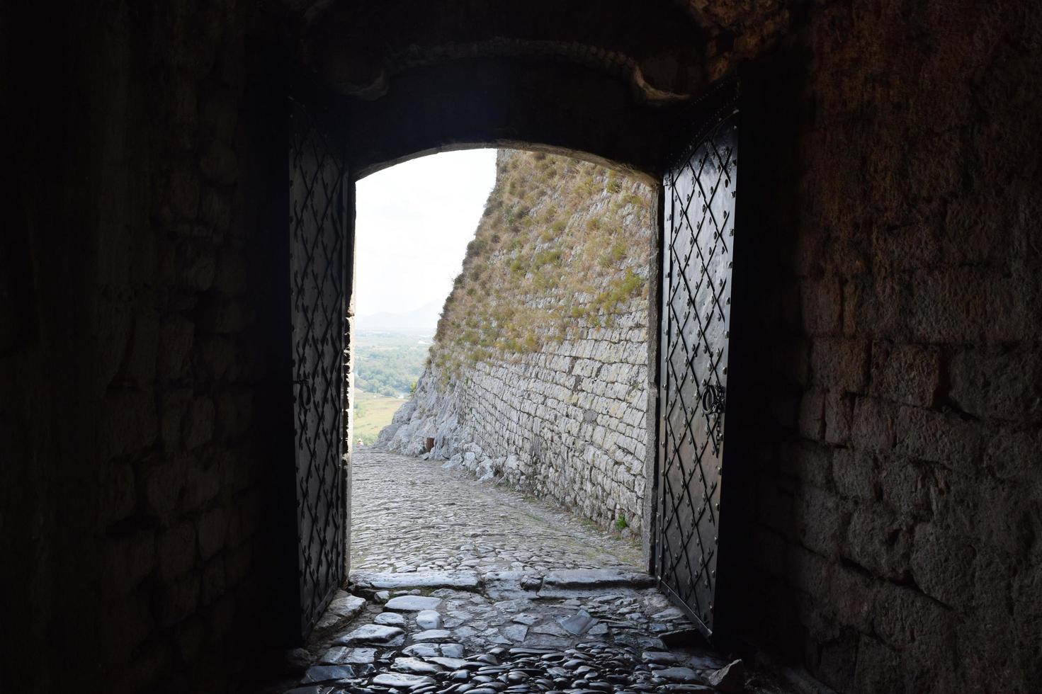 un vecchio porta nel un' pietra fortezza foto