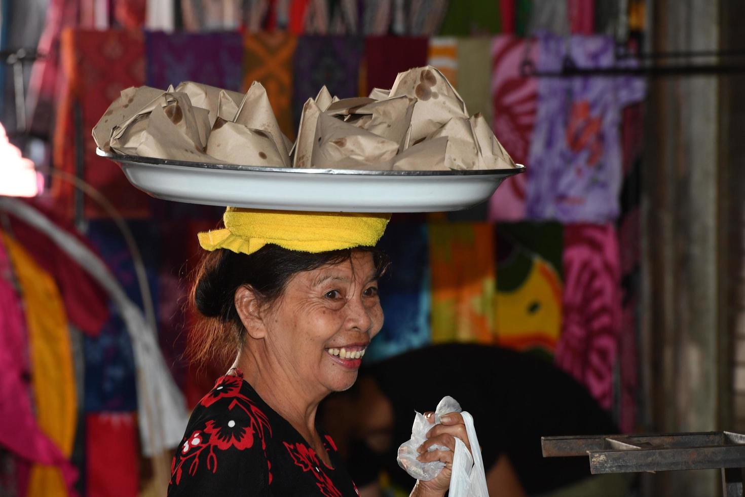 Ubud, Indonesia - agosto 18, 2016 - Locale bali isola persone vendita e acquisto a cittadina mercato foto