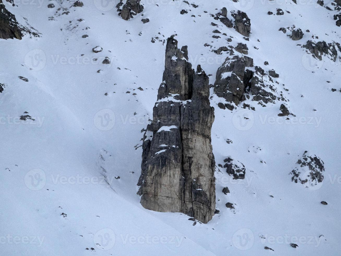 ghiaccio su il roccia su fanes montagna dolomiti nel inverno panorama foto