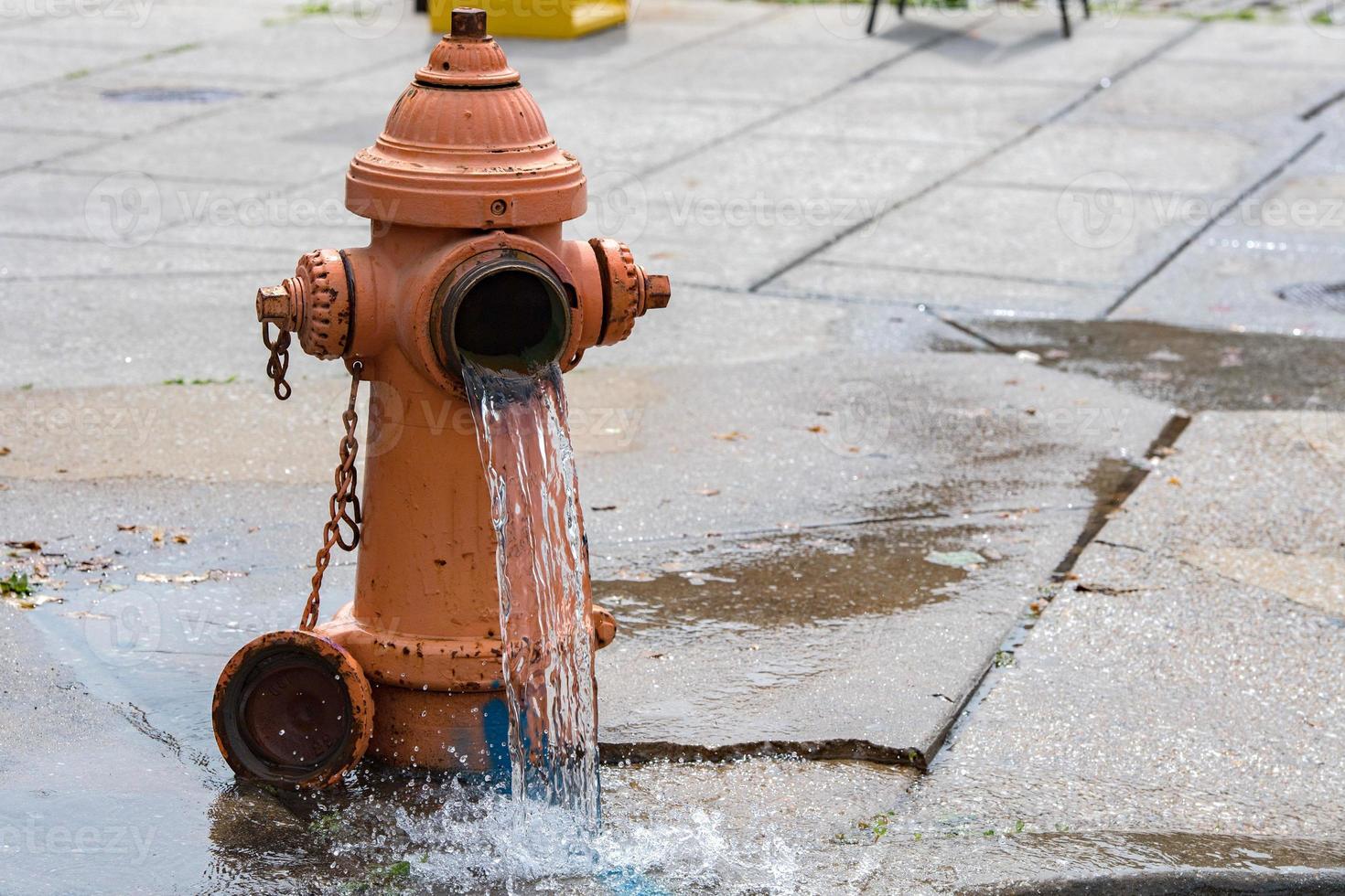 strada arancia idrante diffusione acqua su il strada foto