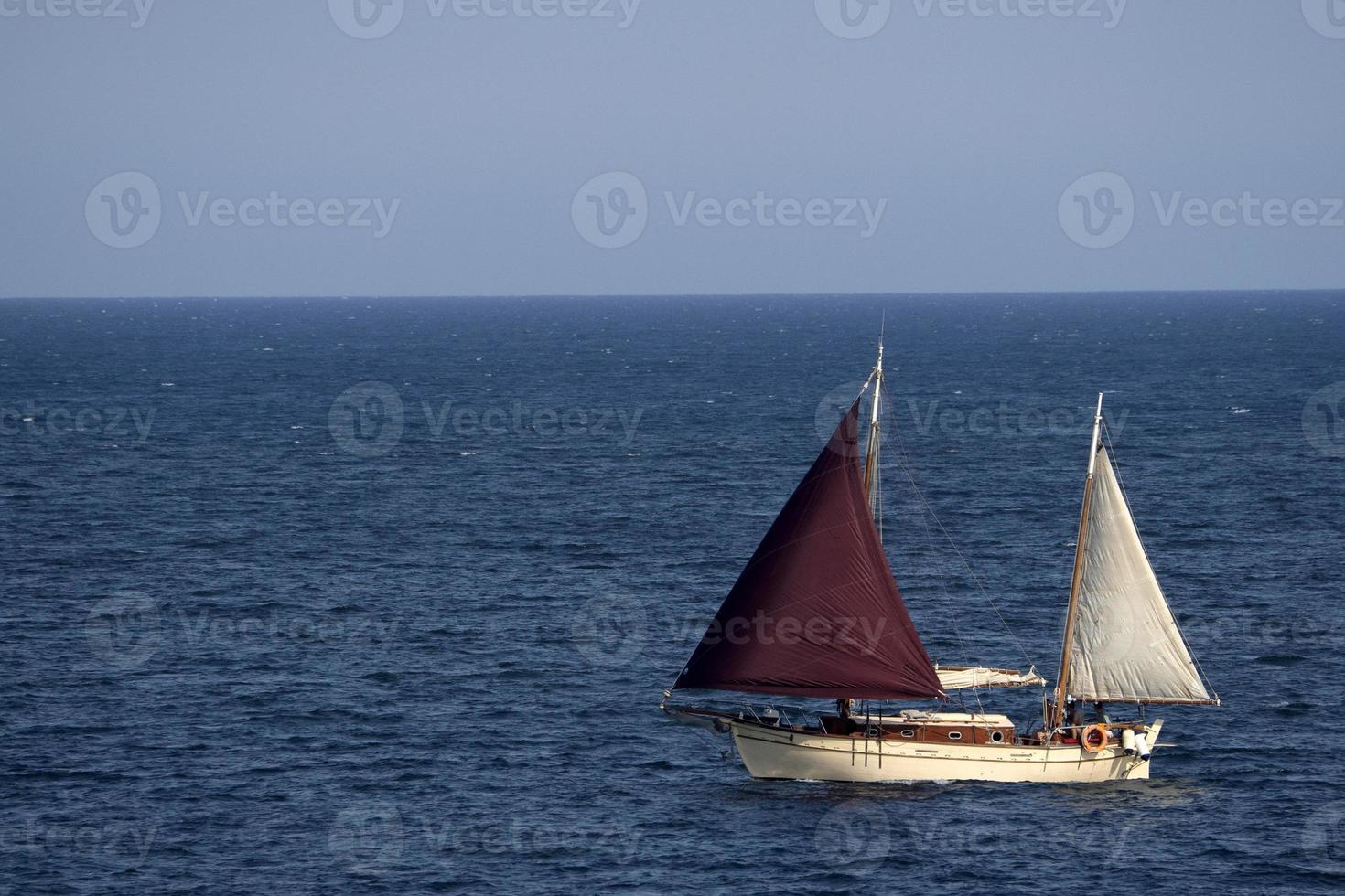 vecchio nave nave nel il blu mare foto