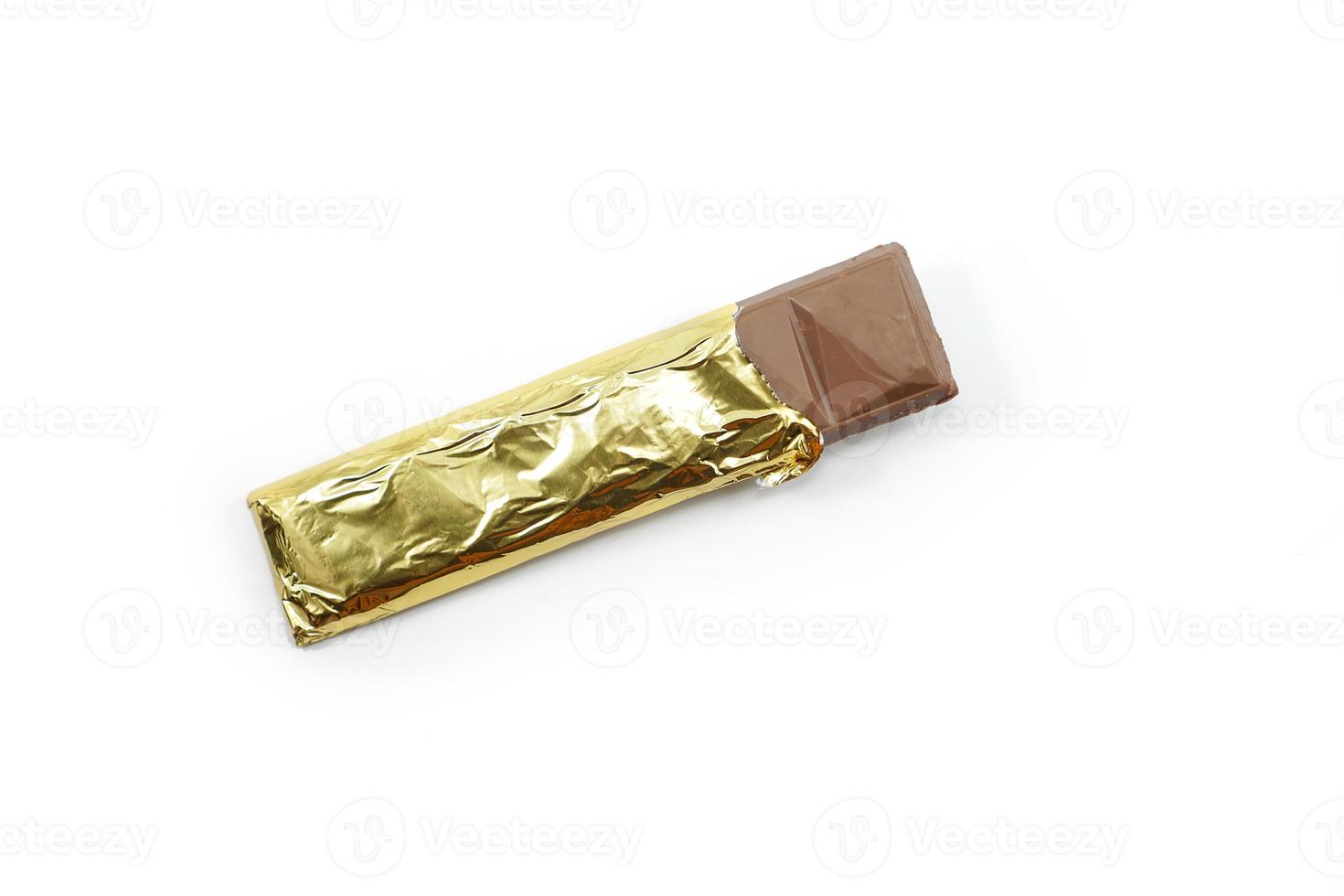 cioccolato bar nel ha aperto oro alluminio Foglio isolato su bianca foto