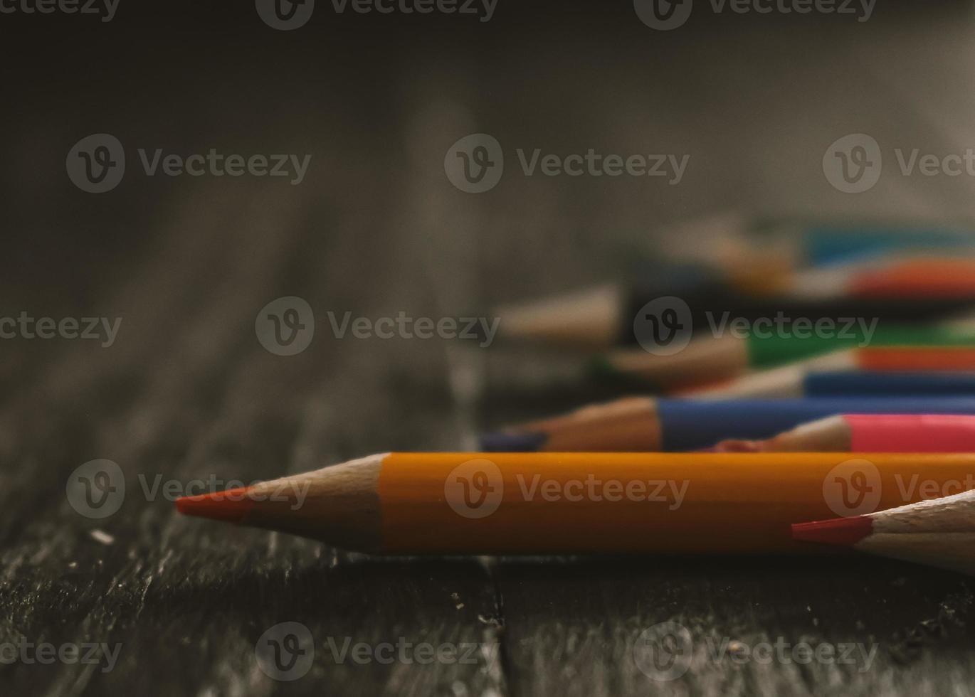 colorato matite su di legno tavolo foto
