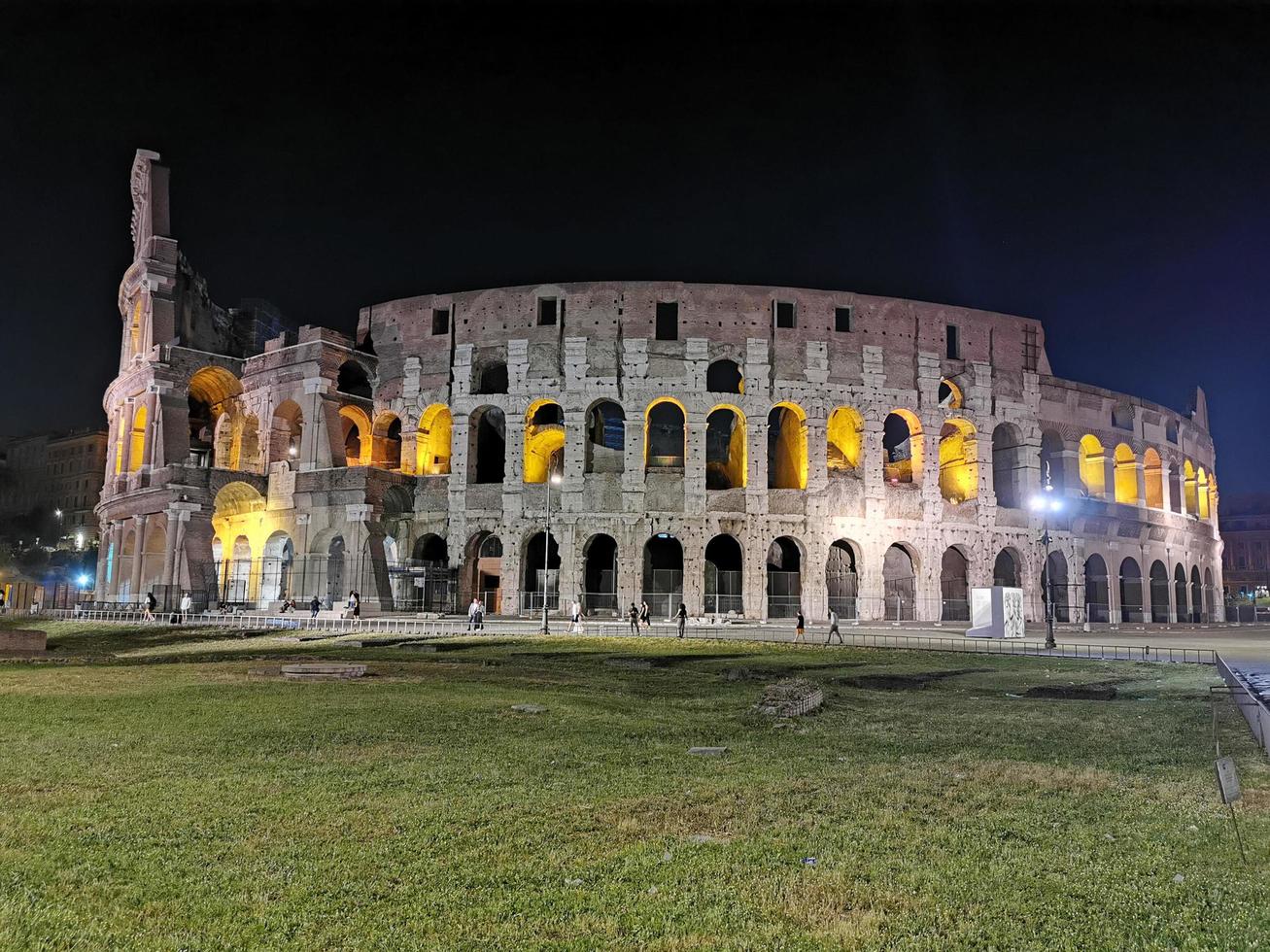 Roma, Italia - giugno 16 2019 - colosseo notte Visualizza foto