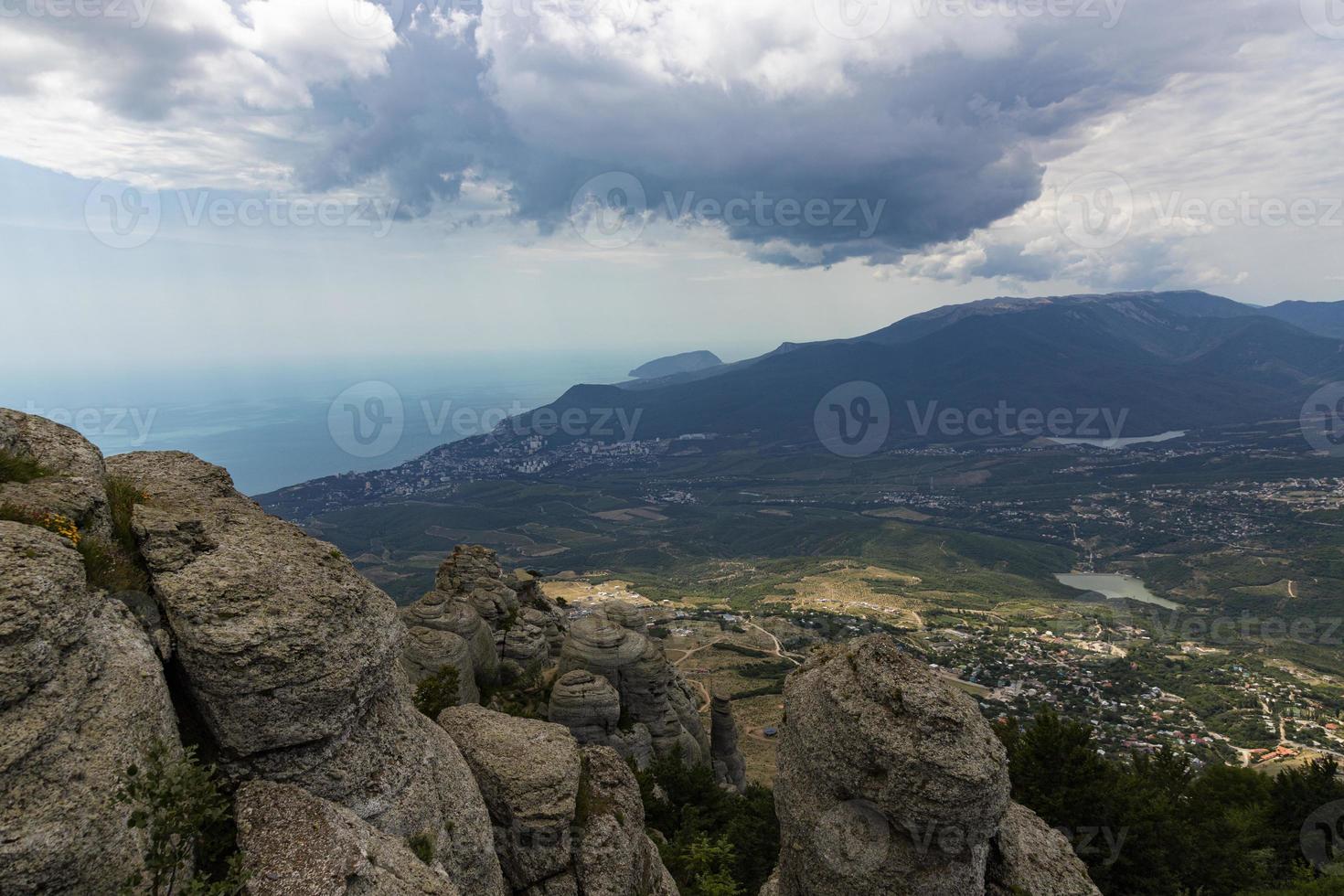 montagna canyon, grigio calcare scogliere nel il modulo di pilastri formato sotto il azione di naturale forze. foto