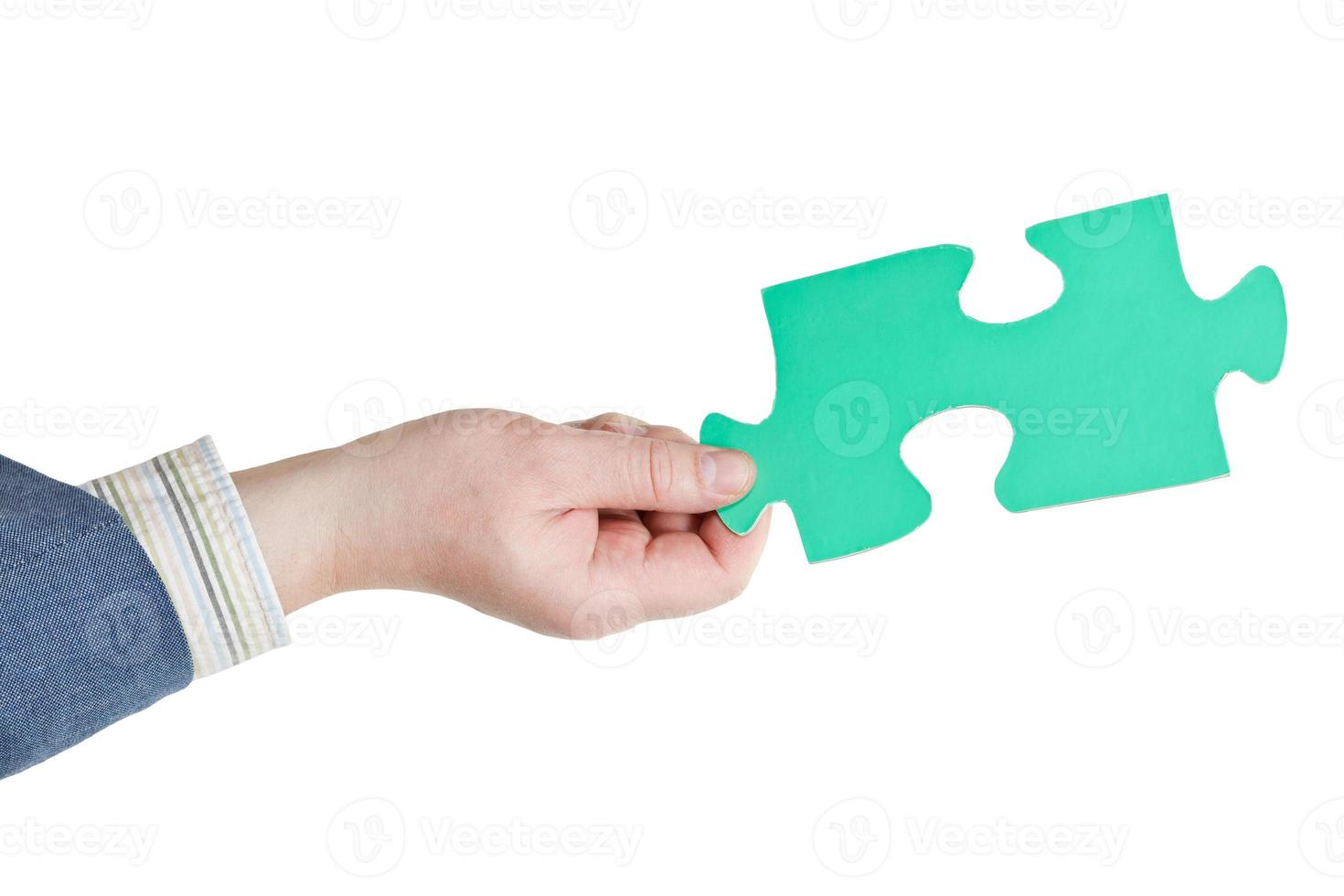 maschio mano Tenere grande verde carta puzzle pezzo foto