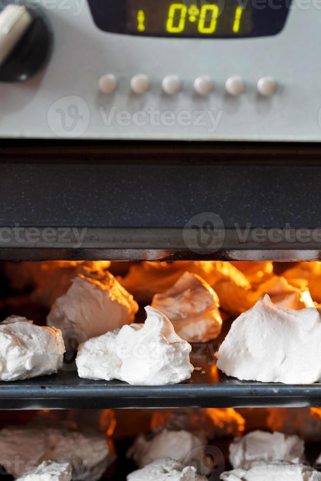 preparazione di dolce dolce meringa nel forno foto