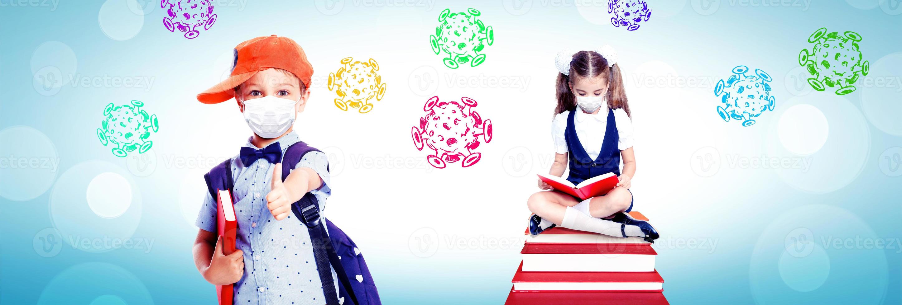 giovane bambini con protezione maschere contro corona virus a scuola. foto