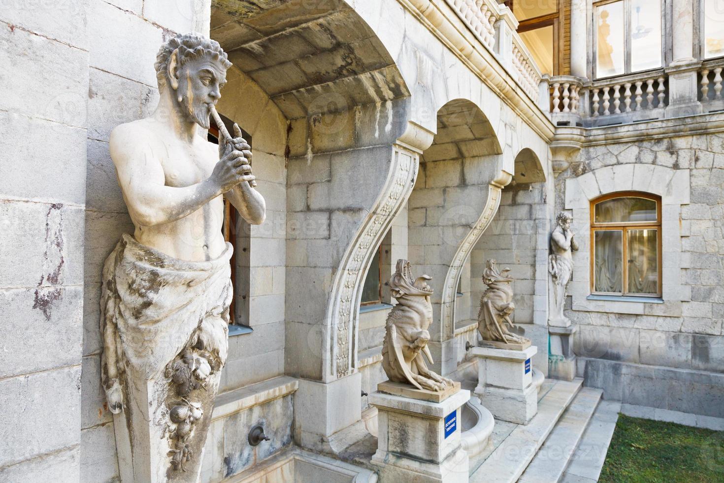 sculture satiro e chimera di massandra palazzo foto