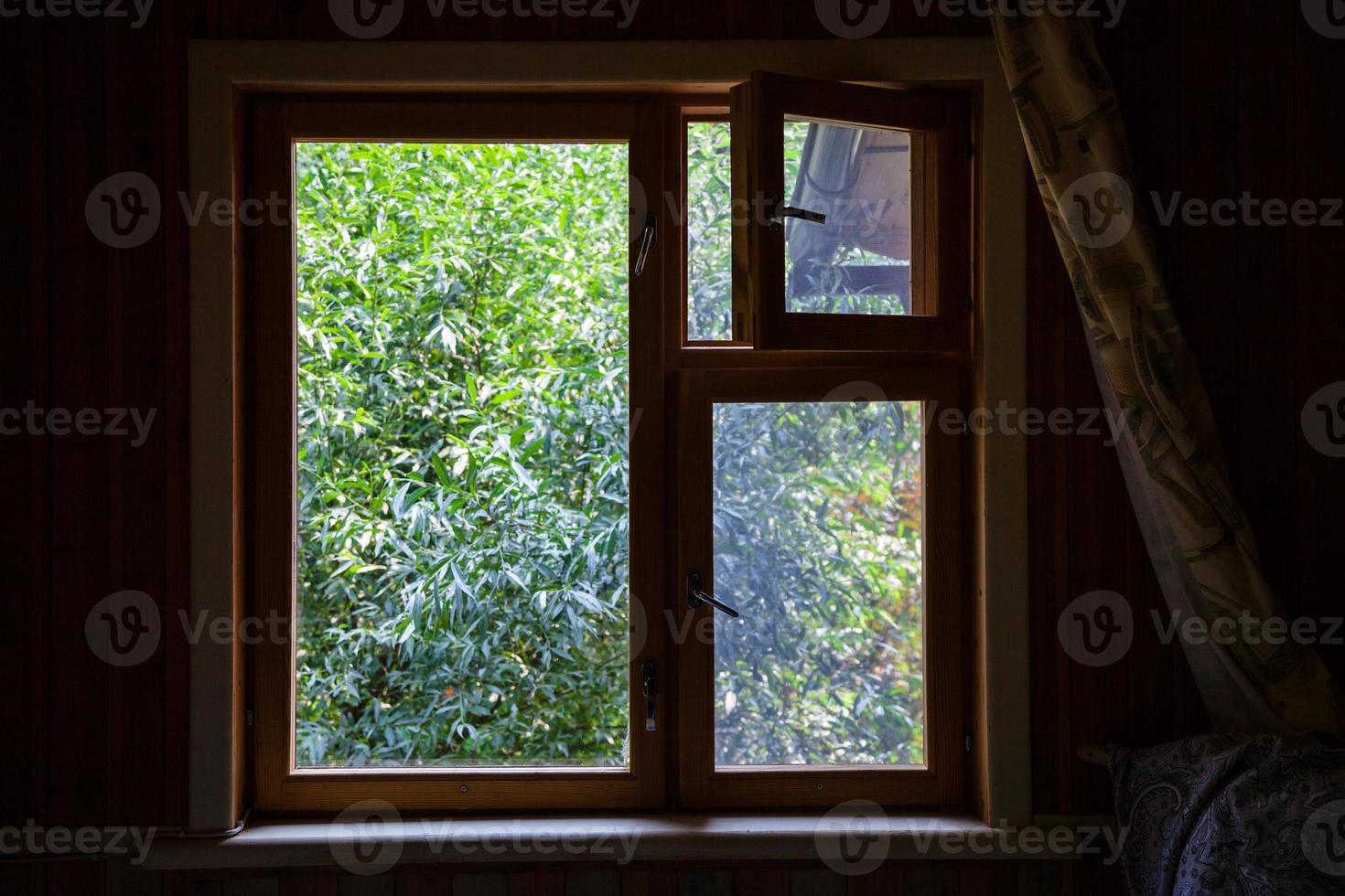 Visualizza a partire dal nazione Casa finestra su verde albero foto