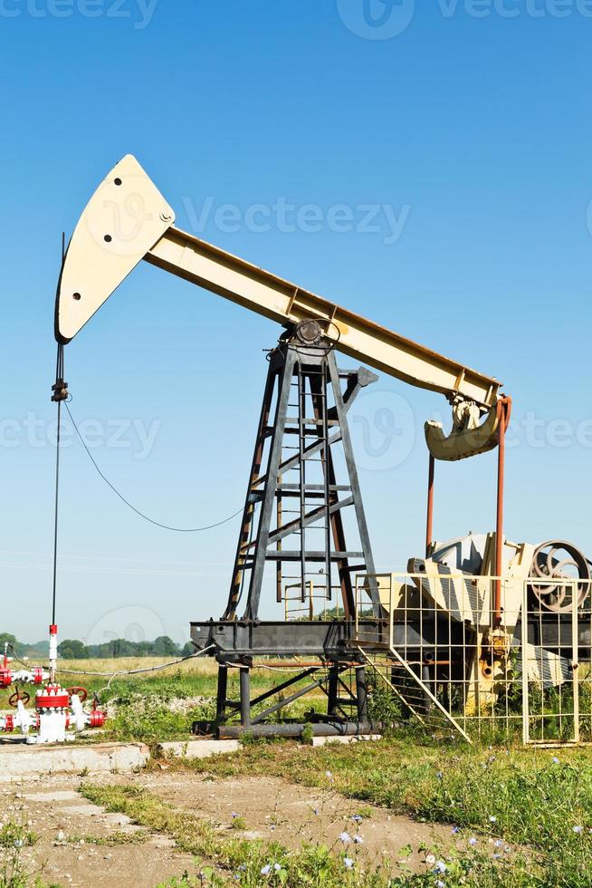 Visualizza di pumpjack pompaggio olio foto