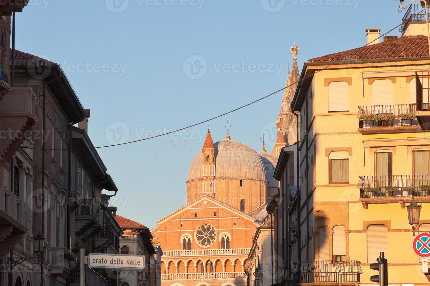 basilica di sant antonio da padova a partire dal Prato della Valle nel padova foto