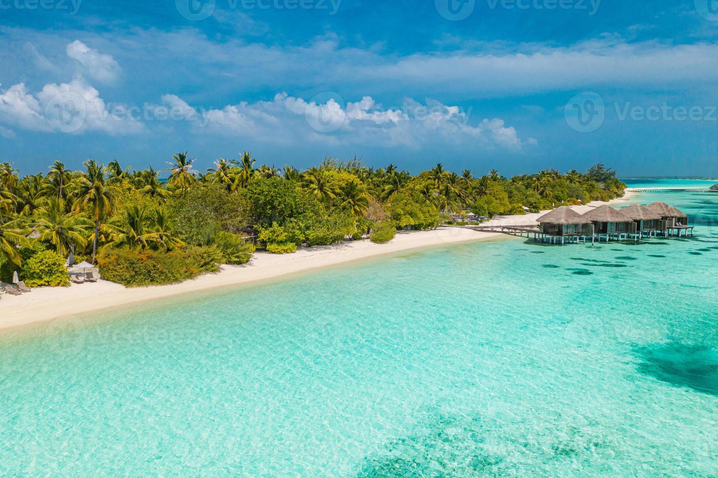 bellissimo atollo e isola nel Maldive a partire dal aereo Visualizza. tranquillo tropicale paesaggio e paesaggio marino con palma alberi su bianca sabbioso spiaggia, sorprendente natura nel lusso ricorrere villa. estate viaggio vacanza foto
