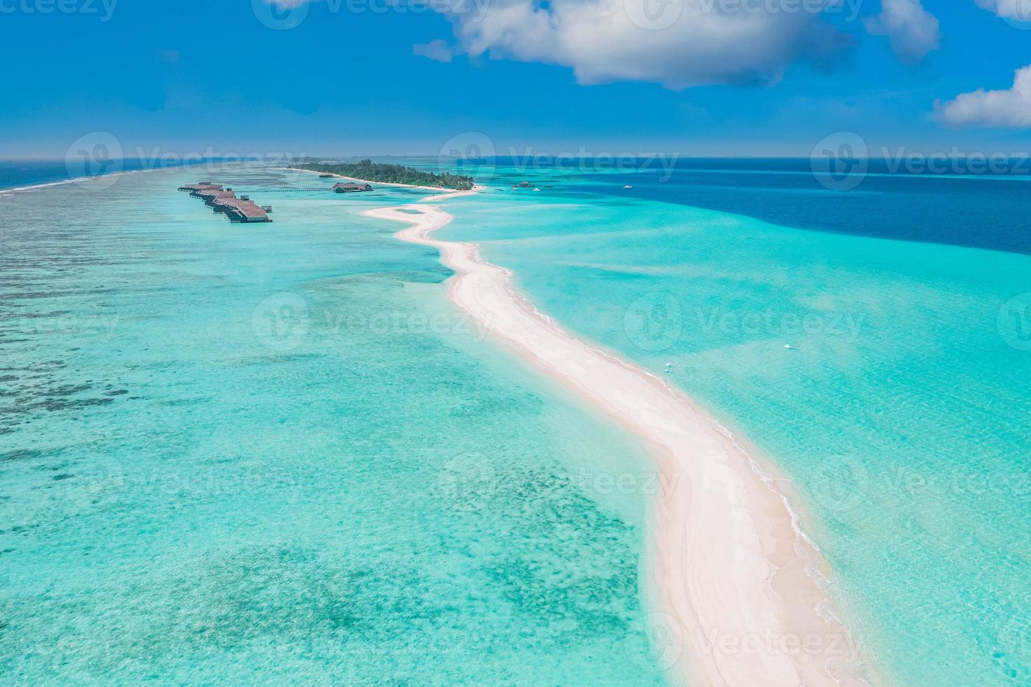 panoramico paesaggio paesaggio marino aereo Visualizza al di sopra di un' Maldive atollo isole. bianca sabbioso spiaggia visto a partire dal sopra. Perfetto aereo paesaggio, lusso tropicale ricorrere o Hotel con acqua ville bellissimo spiaggia foto