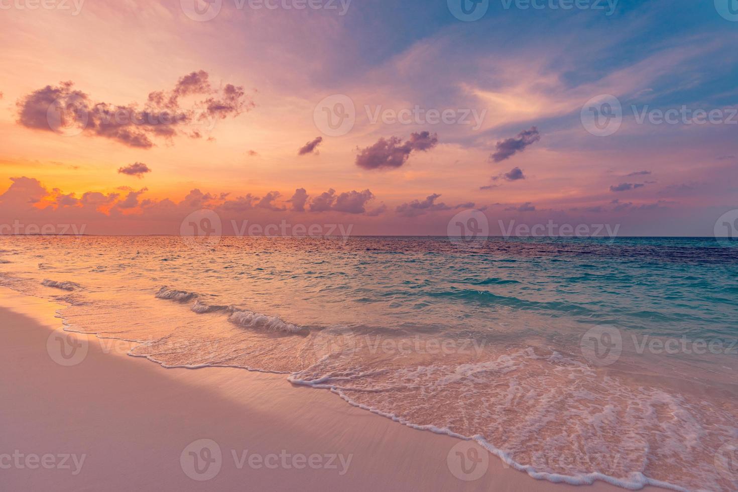 avvicinamento mare sabbia spiaggia. bellissimo spiaggia paesaggio. ispirare tropicale spiaggia paesaggio marino orizzonte. sognante tramonto cielo calma tranquillo rilassare tramonto estate umore. positivo energia, meditazione estate tropicale isola foto