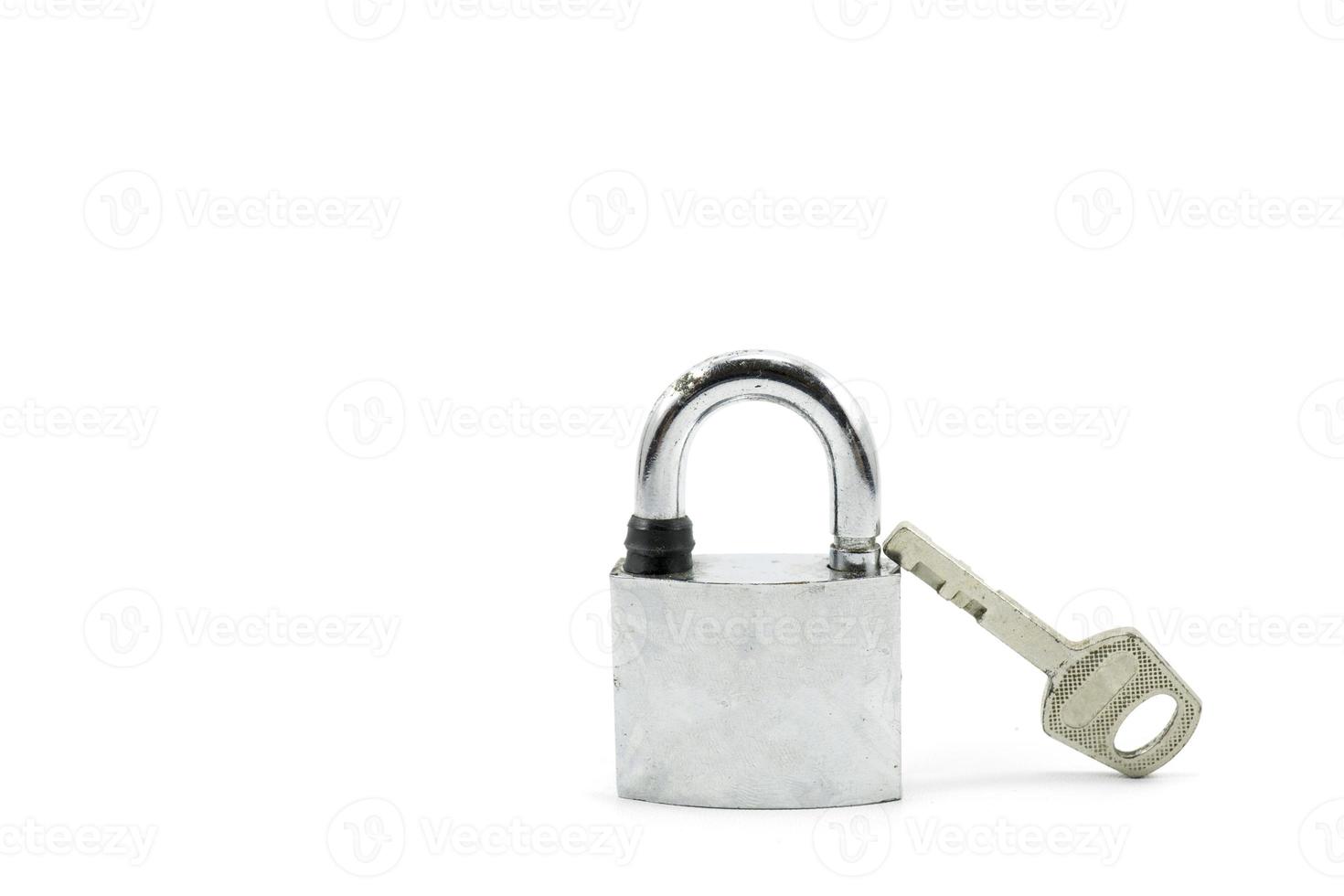 Usato argento bloccato lucchetto con chiave isolato su bianca foto