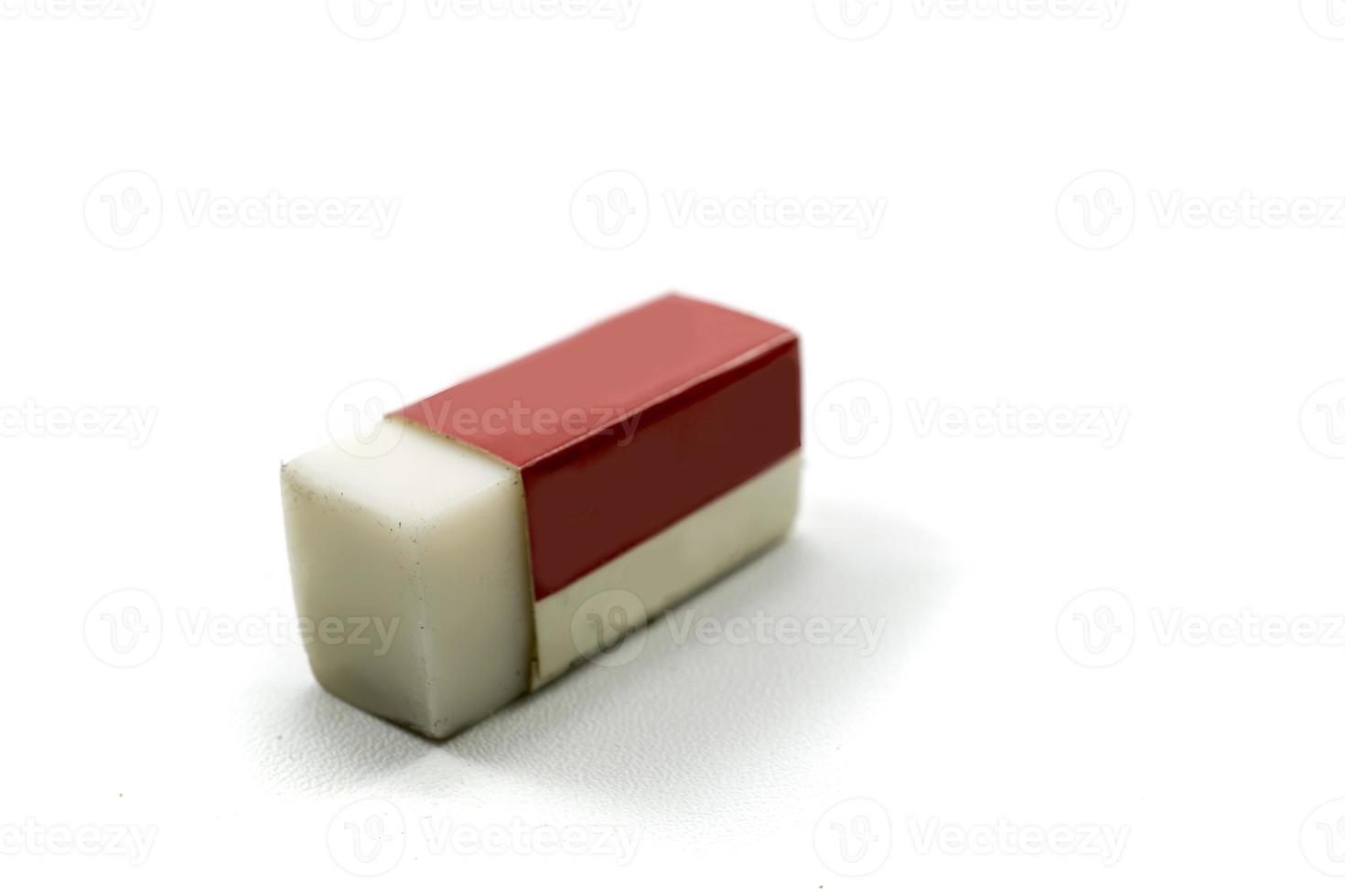 rosso gomma per cancellare gomma da cancellare isolato su bianca sfondo. foto