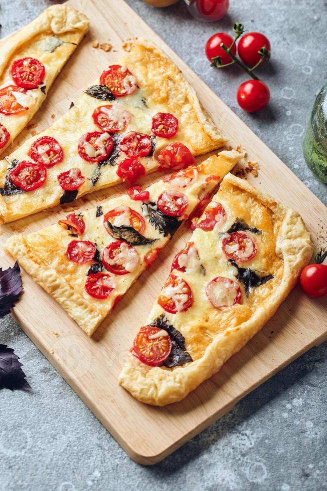 soffio Pasticcino crostata con ciliegia pomodori, Mozzarella e viola basilico foto