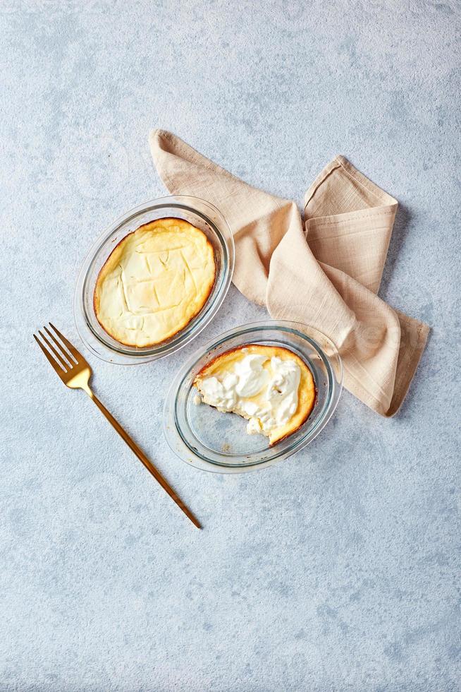 delizioso Villetta formaggio casseruola nel porzionato bicchiere le forme con acida crema. tradizionale russo cucina per prima colazione - zapekanka foto