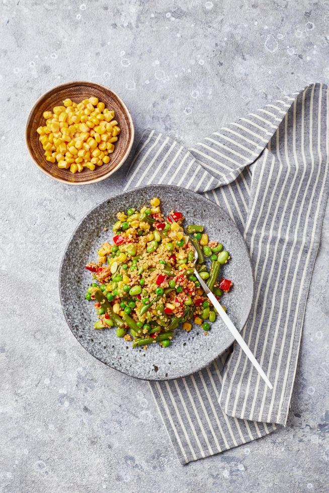 quinoa insalata con verde fagioli, Mais, rosso campana peperoni, piselli e semi di soia. utile verdura mescolare foto