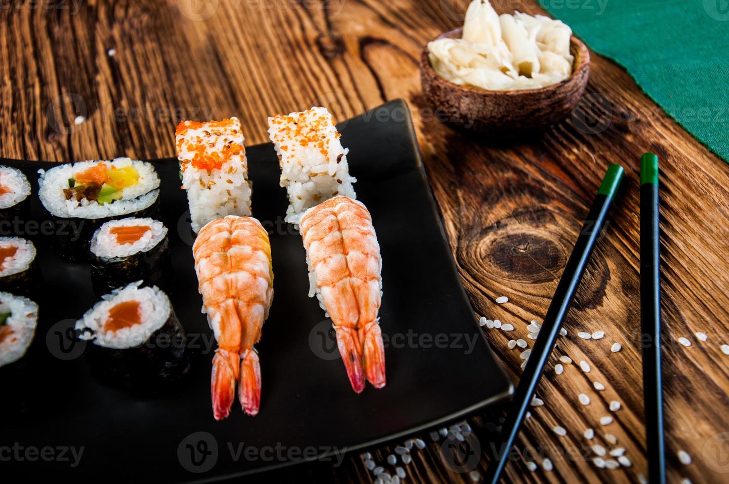 frutti di mare giapponesi, set di sushi foto