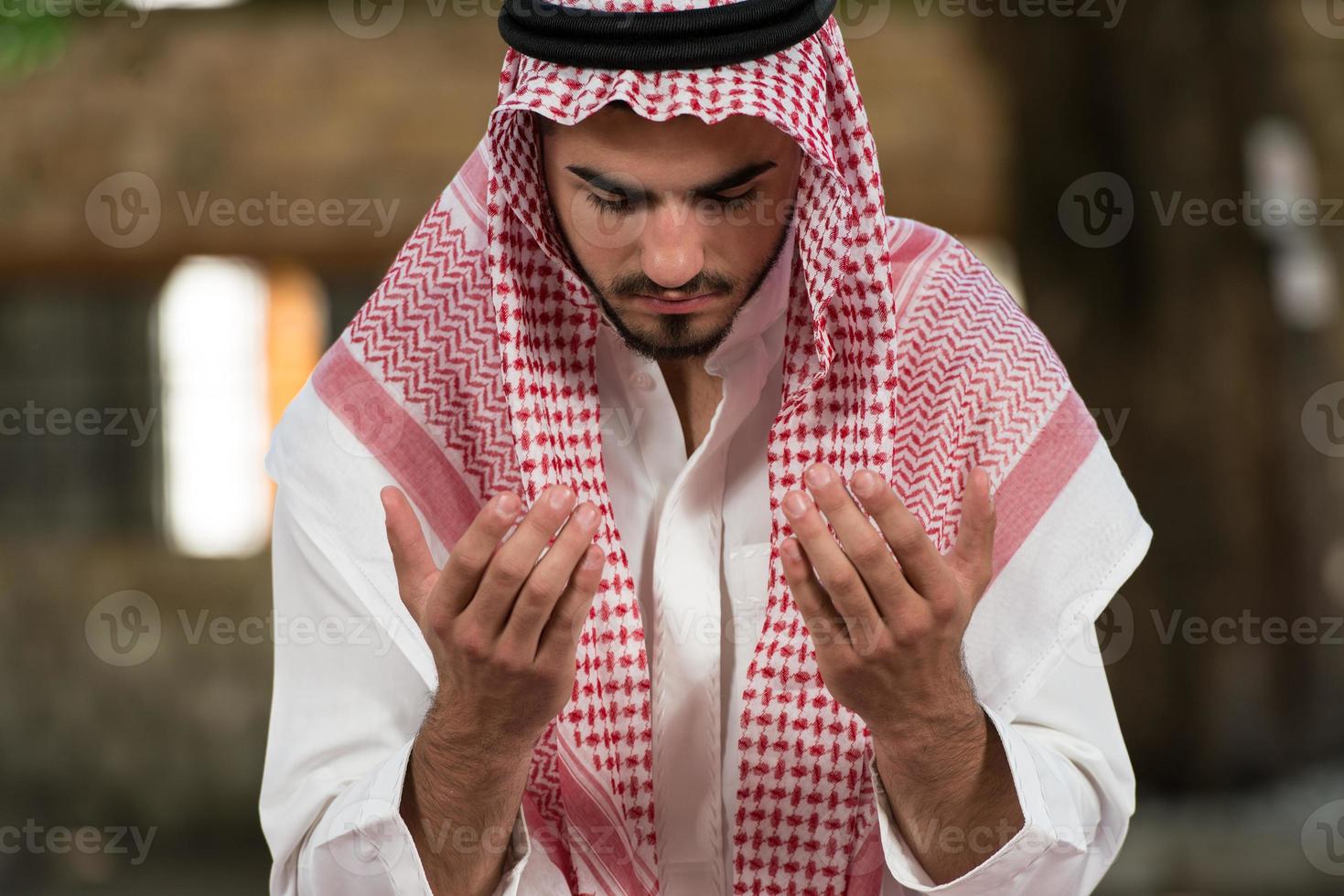 giovane ragazzo musulmano che prega foto