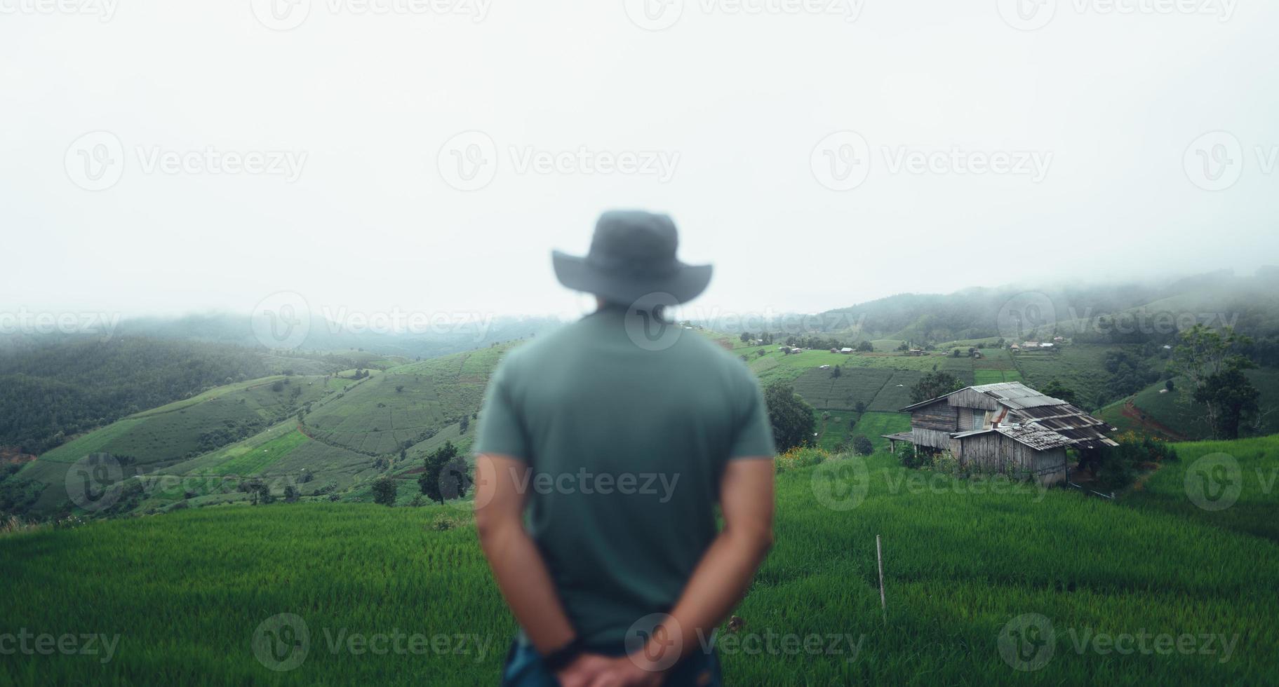 verde riso terrazze e capanne nel il piovoso stagione foto