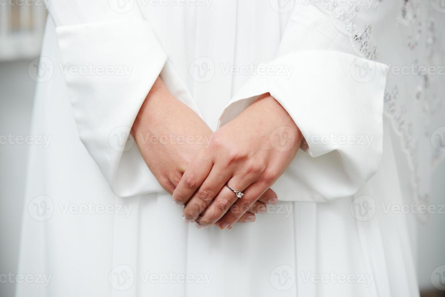 bella giovane sposa orientale preparando per il matrimonio foto