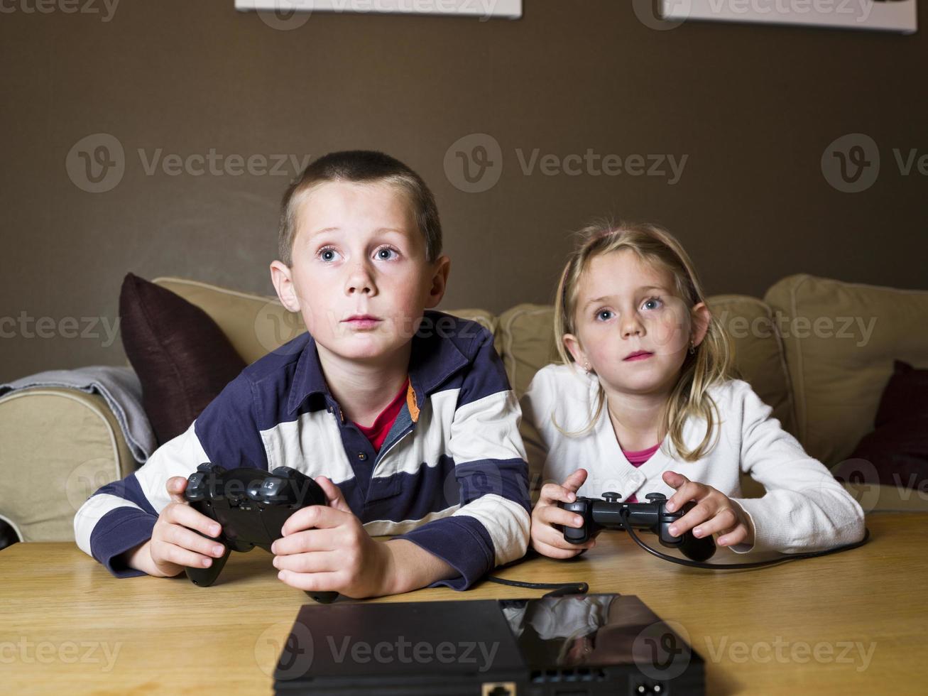 fratelli che giocano ai videogiochi foto