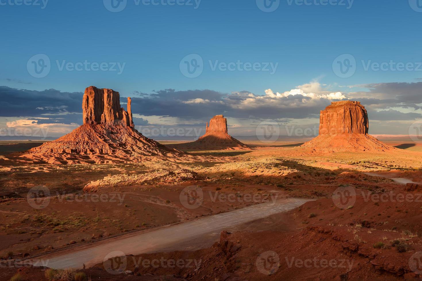 tre rocce nel deserto, monument valley, utah, arizona, stati uniti d'america foto