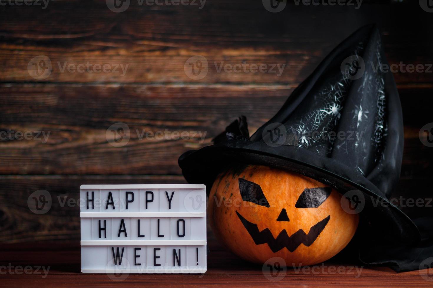 contento Halloween. tradizionale zucca lanterna e candele su di legno sfondo. foto