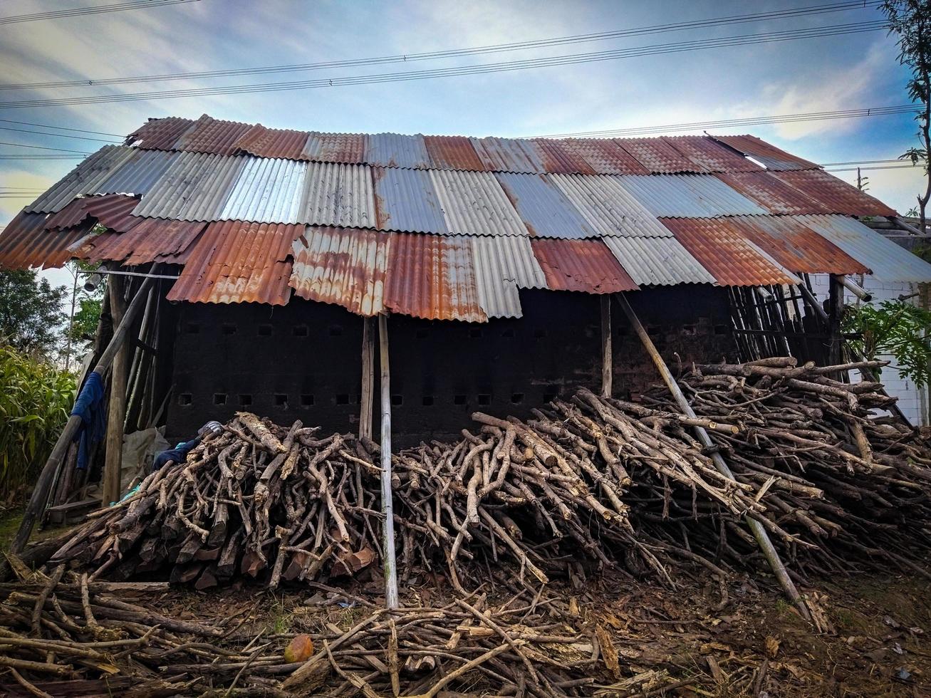 sfondo di un vecchio Casa nel un' legna piantagione la zona foto