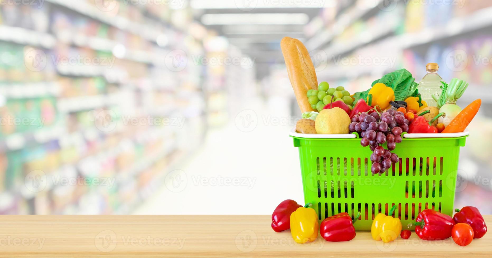 carrello pieno di frutta e verdura su tavola di legno con supermercato negozio di alimentari sfocato sfondo sfocato con luce bokeh foto