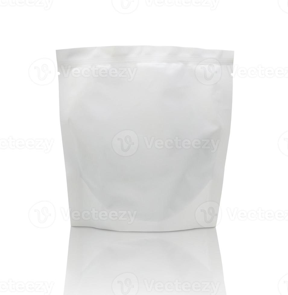 confezione bianca vuota del sacchetto della stagnola isolata su fondo bianco con il percorso di residuo della potatura meccanica foto